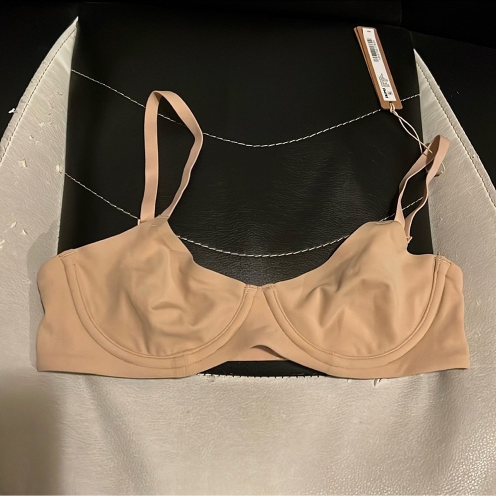 SKIMS FITS EVERYBODY
UNLINED DEMI BRA NWT